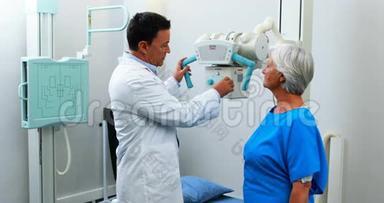 医生在体检期间与老年妇女互动